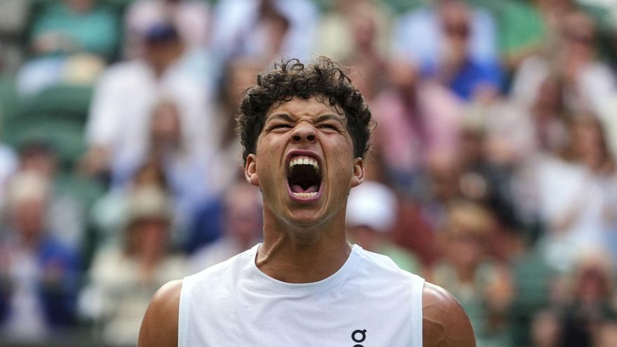 Ben Shelton, celebrando su victoria de octavos de final ante Sonego en Wimbledon
