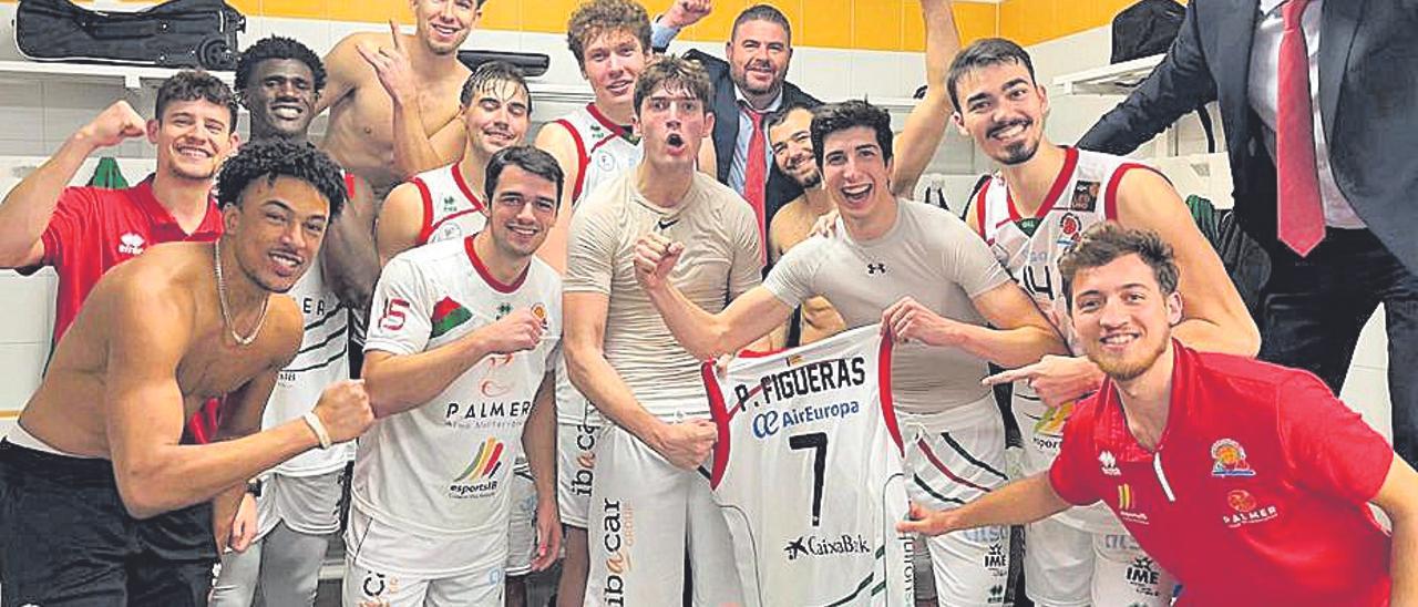 Los jugadores del Palmer celebran el triunfo en Melilla.