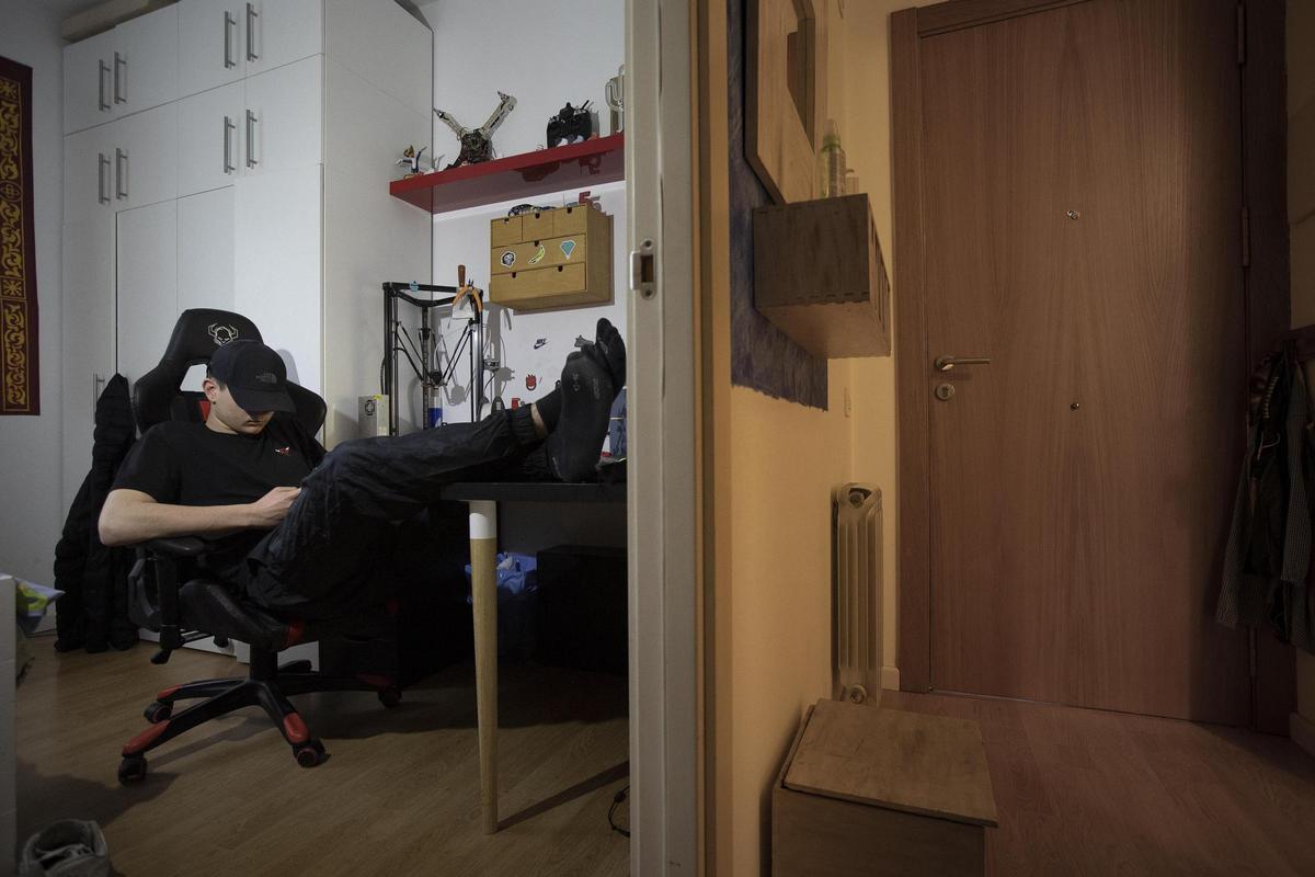 Imagen de archivo de un joven de Barcelona en la casa de sus padres, con los que convive.