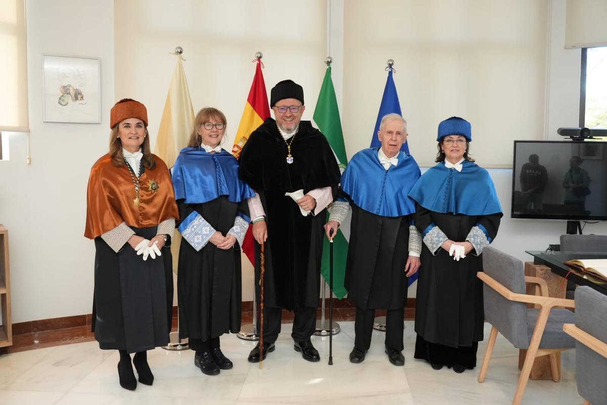 El rector de la Universidad de Córdoba, junto a los doctores honoris causa.