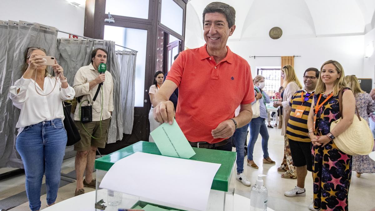 Juan Marín, en el momento de votar este domingo.