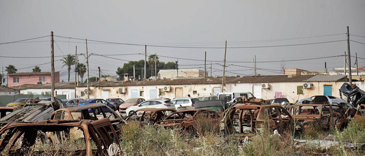 Imagen reciente del poblado, rodeado de vehículos quemados y basura.