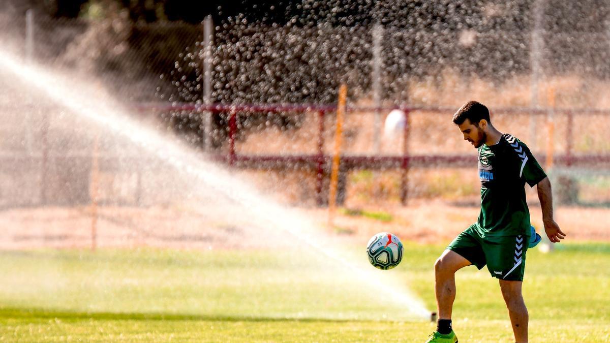 El centrocampista del Elche Víctor Rodríguez durante un entrenamiento.