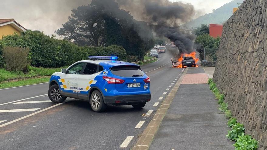 Coche incendiado en la carretera de La Esperanza