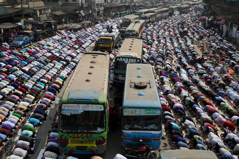 Miles de personas rezan en una carretera en Bangladesh.