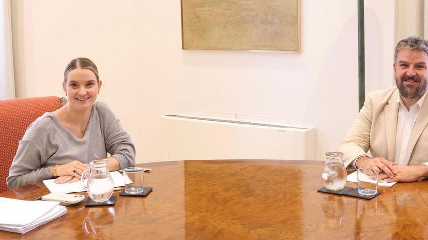 a el liderazgo reforzado de Prohens mientras PSOE y Més denuncian que ha convertido Baleares en "un decorado turístico"