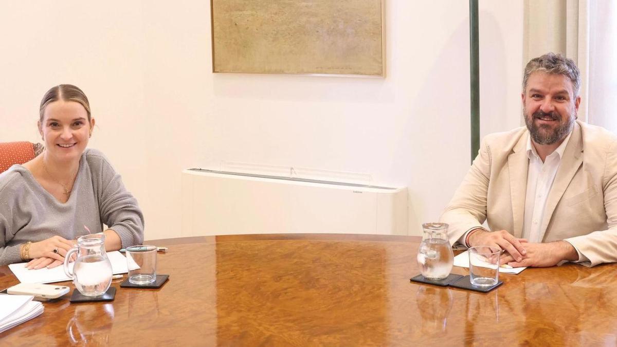 La presidenta del Govern, Marga Prohens, junto al portavoz de Més per Mallorca, Lluís Apesteguia, en una imagen de archivo.