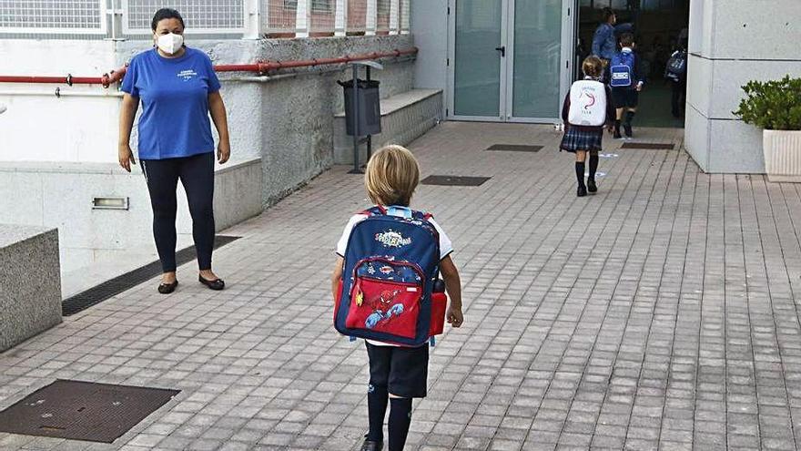 Niños entrando en un colegio de Vigo.