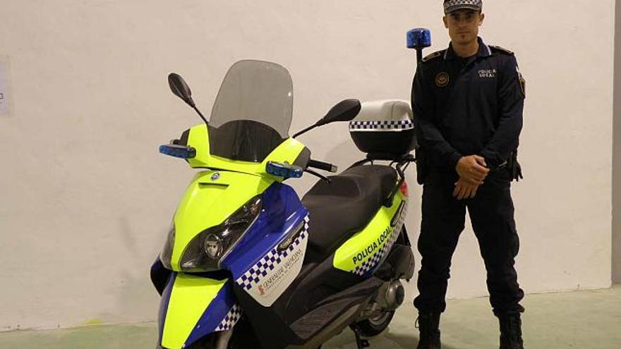 Un agente de la Policía Local con la motocicleta que prestará servicio a la unidad.