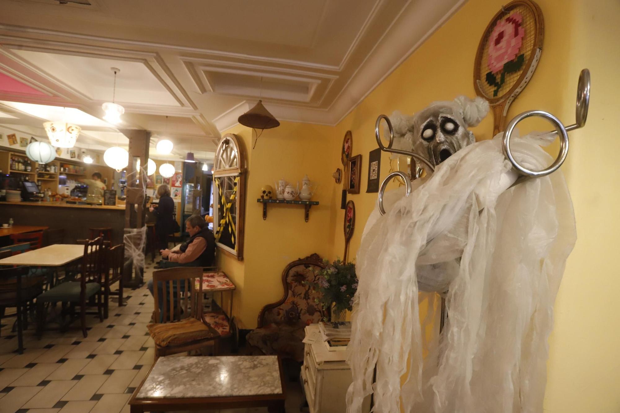 En imágenes | Los escaparates de Zaragoza se visten de Halloween