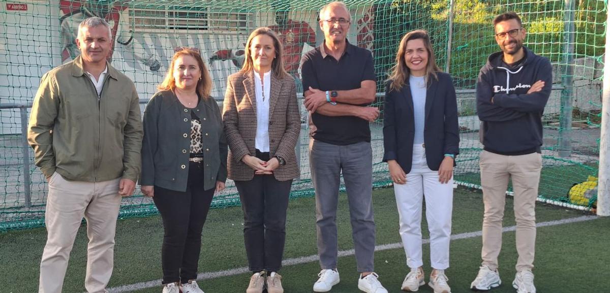 La vicepresidenta, Luisa Sánchez, y el alcalde, Juan González, en el centro, durante la visita oficial al campo. | FDV