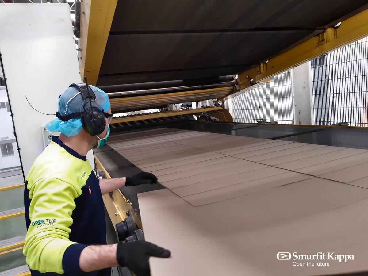Un empleado de Smurfit Kappa, uno de los mayores fabricantes integrados en base de papel del mundo.