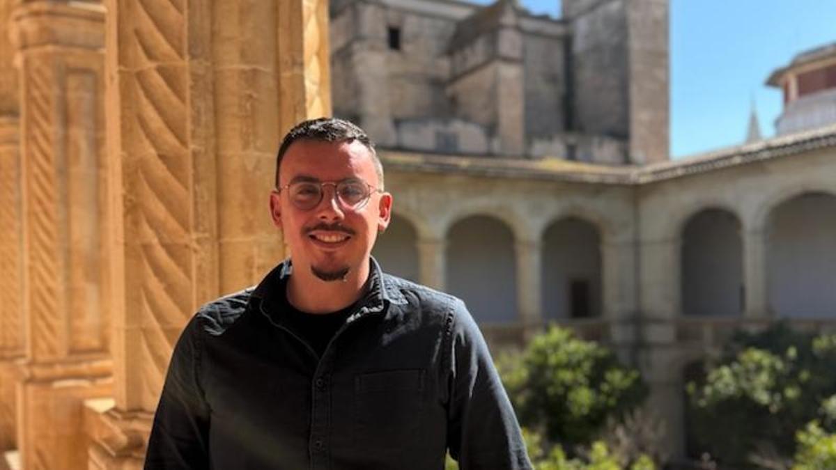 Ferran Montero posa en el claustre de Sant Vicenç Ferrer de Manacor para esta entrevista.