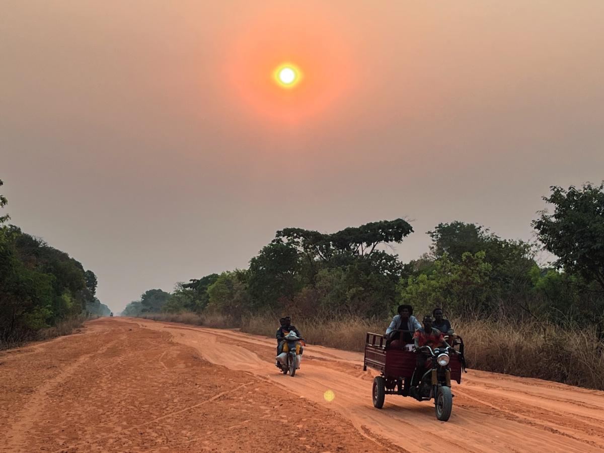 Carretera principal que lleva de Luena al Parque Nacional de Cameia y a la frontera con la República Democrática del Congo.