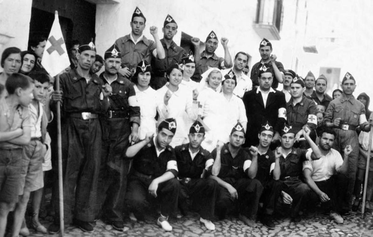 Voluntarios de Cruz Roja en la puerta de la sede de CNT de Elda en los años 30.