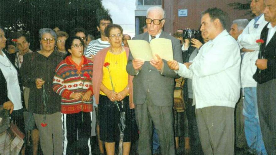 Inauguración do monolito na memoria de Taobada en 1998, con Xulio Dans lendo unha dedicatoria. la opinión