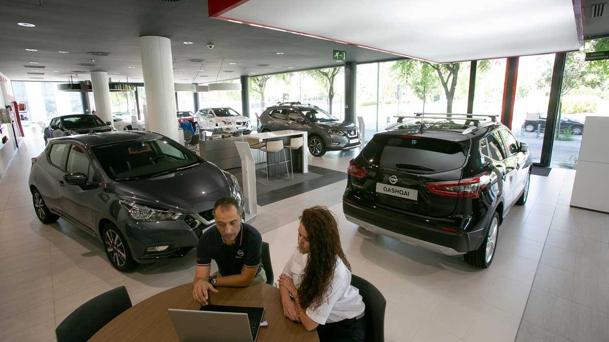 Las ventas de automóviles bajan un 21% en octubre. En la foto, un concesionario de coches en Barcelona.