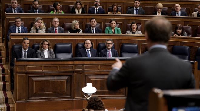 Alberto Núñez Feijóo se dirige a Pedro Sánchez en una sesión de control del Congreso