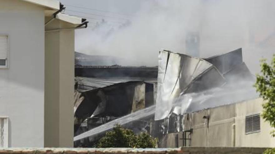 L&#039;impacte de l&#039;avioneta va provocar un incendi.