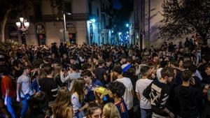 Ambiente en la plaza del Consell de la Vila, durante las fiestas de Sarrià de 2021