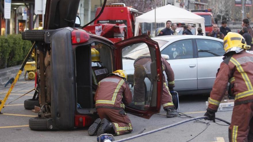 Els bombers treballant en un simulacre d&#039;accident de trànsit aquest any a la ciutat de Girona · Aniol Resclosa