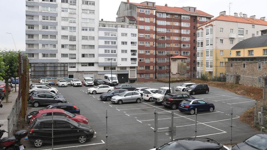 Estado actual de la parcela y plano de la nueva disposición, con el edificio marcado en blanco, en el estudio de detalle que va a la Junta de Gobierno Local de mañana.   | // C. P. / L. O.