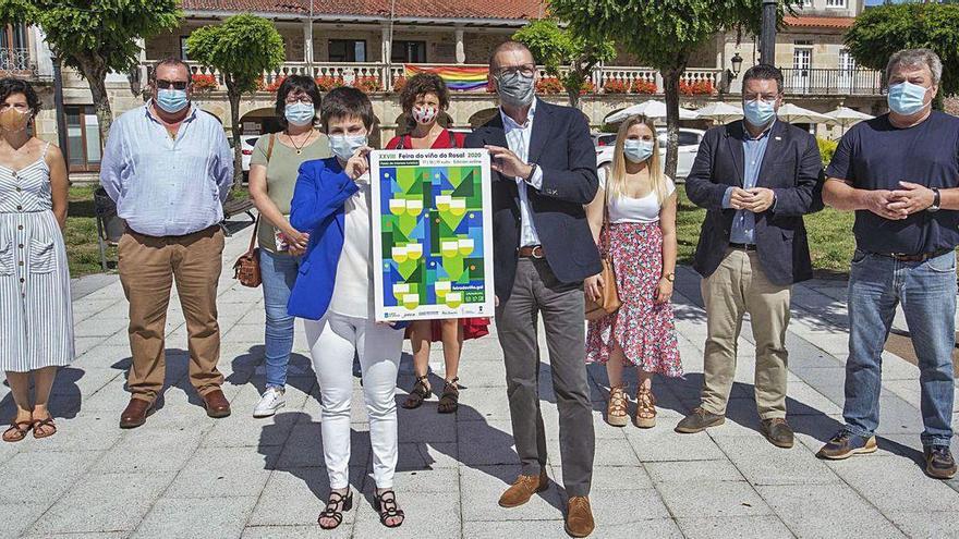 La alcaldesa Ánxela Fernández y Enrique Costas presentan el cartel con el resto de bodegueros.
