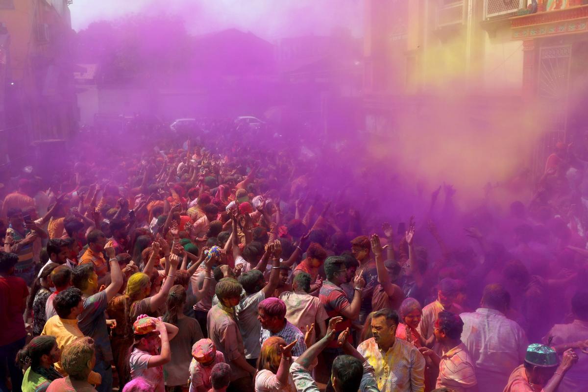 Celebración del Holi, festival de los colores, en Calcuta