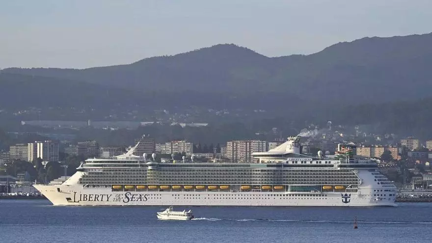 El gigantesco «Liberty of the Seas» recala de nuevo en Vigo