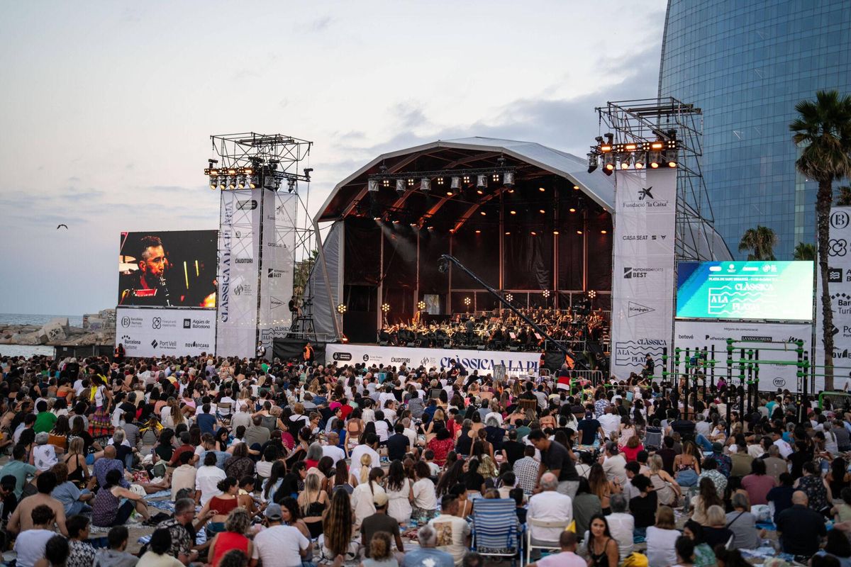 Más de 30.000 personas vibran en el segundo día de Clàssica a la Platja en la Barceloneta