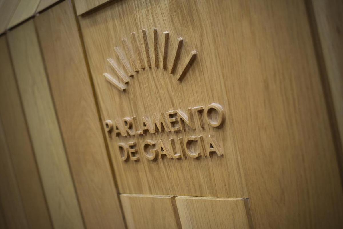 Logo del Parlamento en el estrado del hemiciclo.