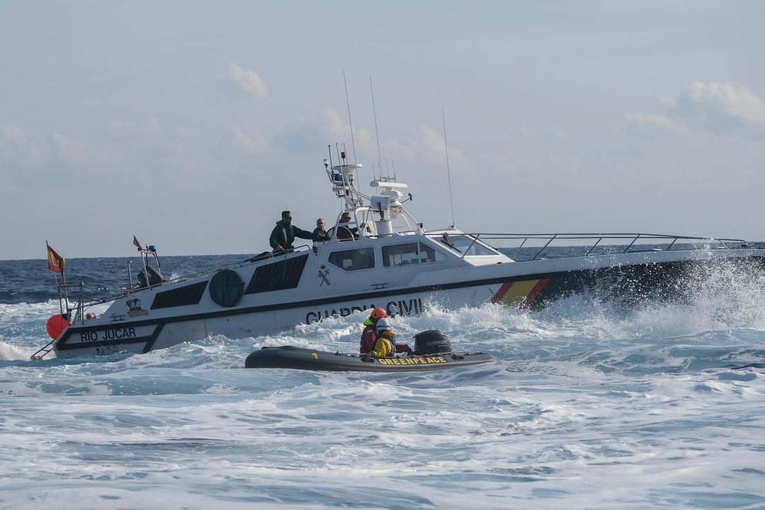 Greenpeace bloquea el acceso al muelle de gas de Sagunt