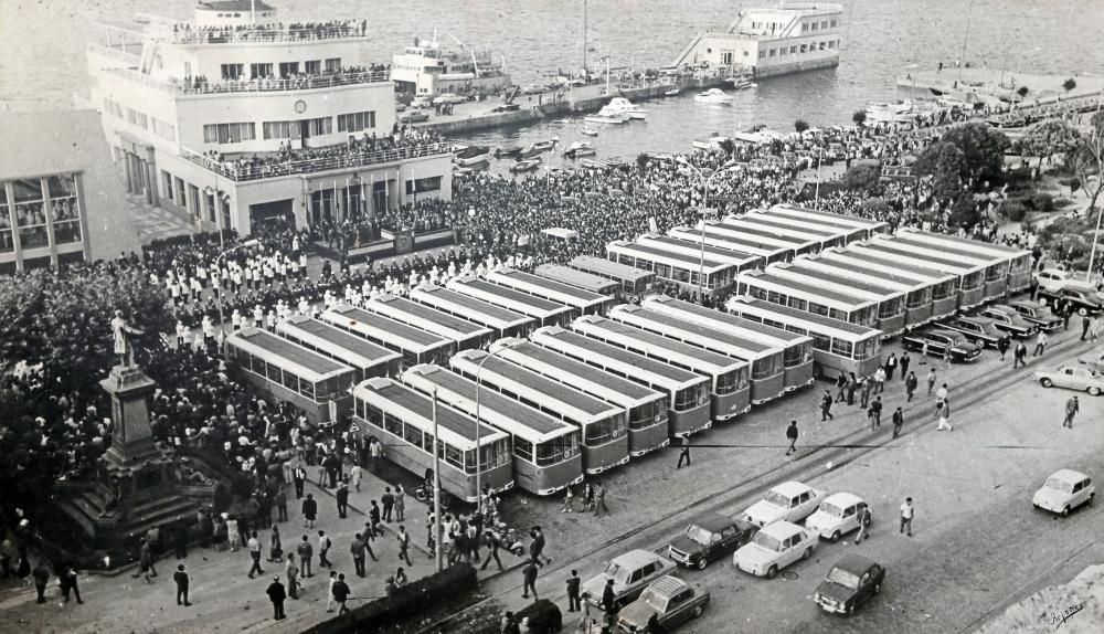 Presentación de la armada en 1968 | El Ayuntamiento presidido por Rafael Portanet adjudicó a Vitrasa el nuevo contrato para el servicio de transporte público que sustituía los tranvías por autobuses. La presentación de la flota en el Náutico en agosto de 1968 se convirtió en todo un acontecimiento en la ciudad y apenas un año después empezaban a circular por Colón los primeros vehículos articulados.