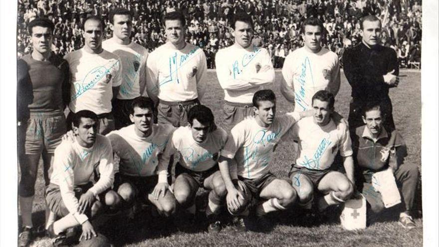 Homar, el segundo por la derecha en la fila inferior, en 1962.