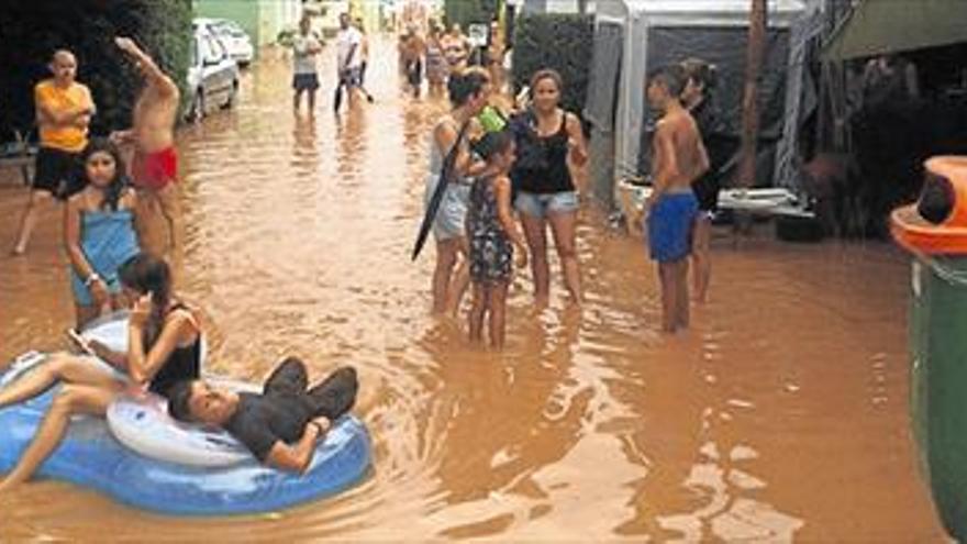 La lluvia inunda cámpings de Orpesa y Cabanes