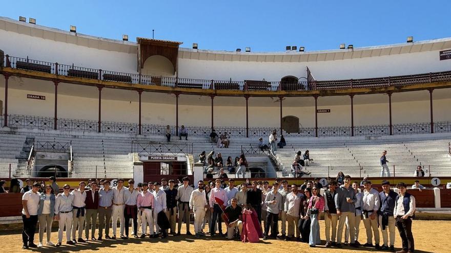 Mérida abre boca con una capea antes de la corrida de toros y de la novillada con picadores