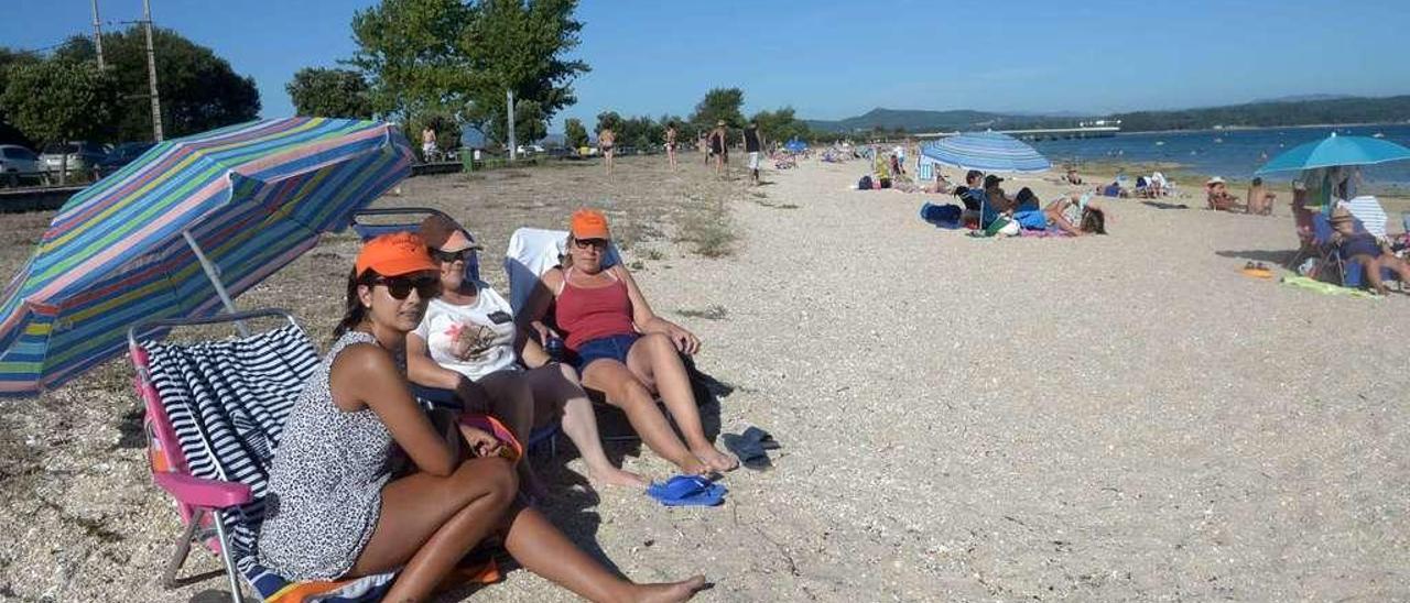 Tres mujeres ejerciendo tareas de vigilancia en una de las playas de A Illa frecuentadas por furtivos. // Noé Parga