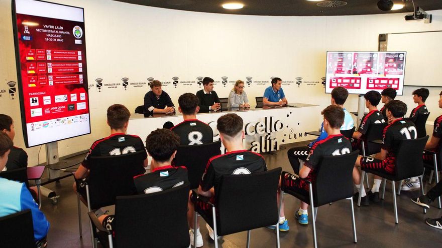 Presentación del Campeonato de España Infantil Masculino de Balonmano, ayer, en el Concello. | // BERNABÉ