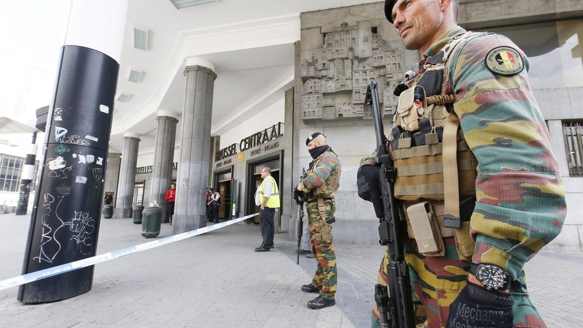 Soldados belgas vigilan la estación central de Bruselas tras ser evacuada por un aviso  por un paqueta sospechoso, en 19 de junio