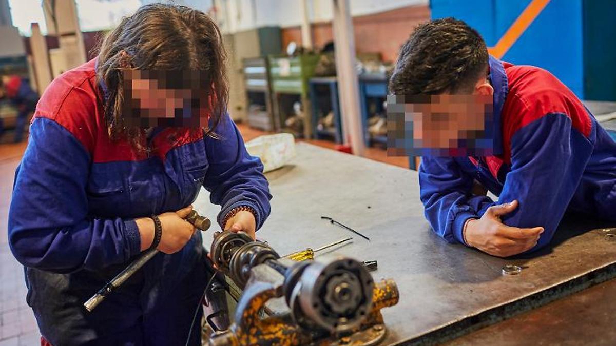 Varias persoas aprenden mecánica