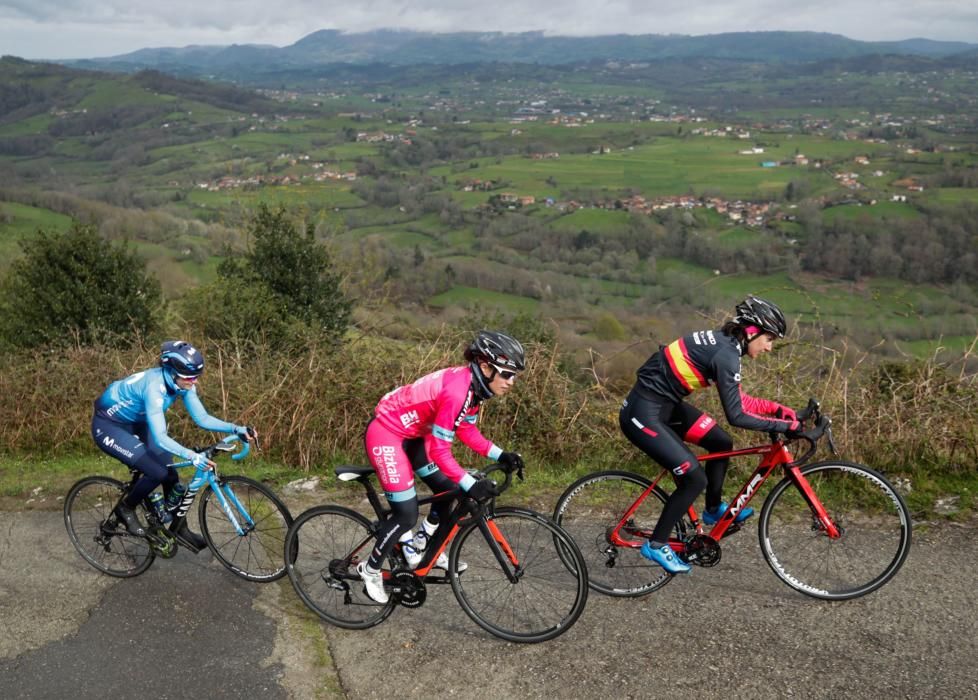 Subida de reconocimiento al final de la etapa de la Vuelta a España en Nava