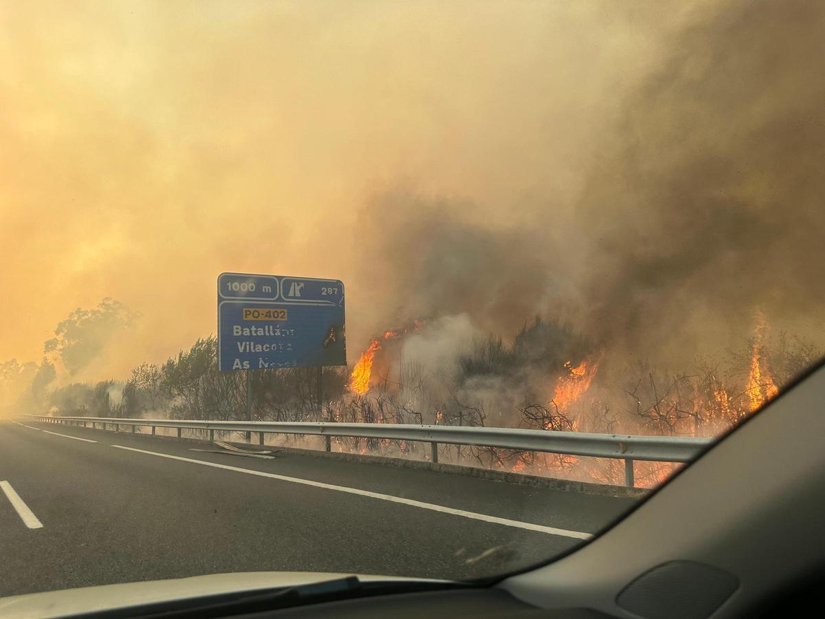 Un incendio cerca la A-52 a su paso por As Neves