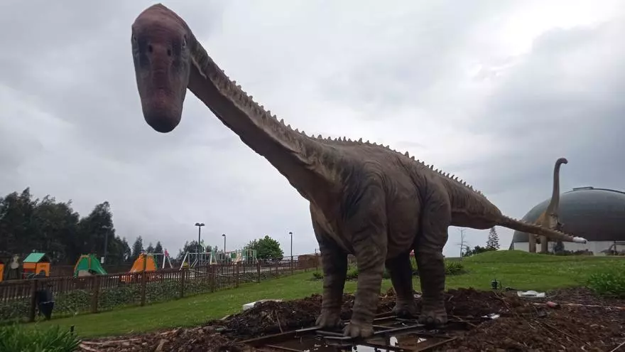 Este es "Ruperto", el nuevo dinosaurio de Asturias que llegó en camión articulado, y aquí puedes verlo