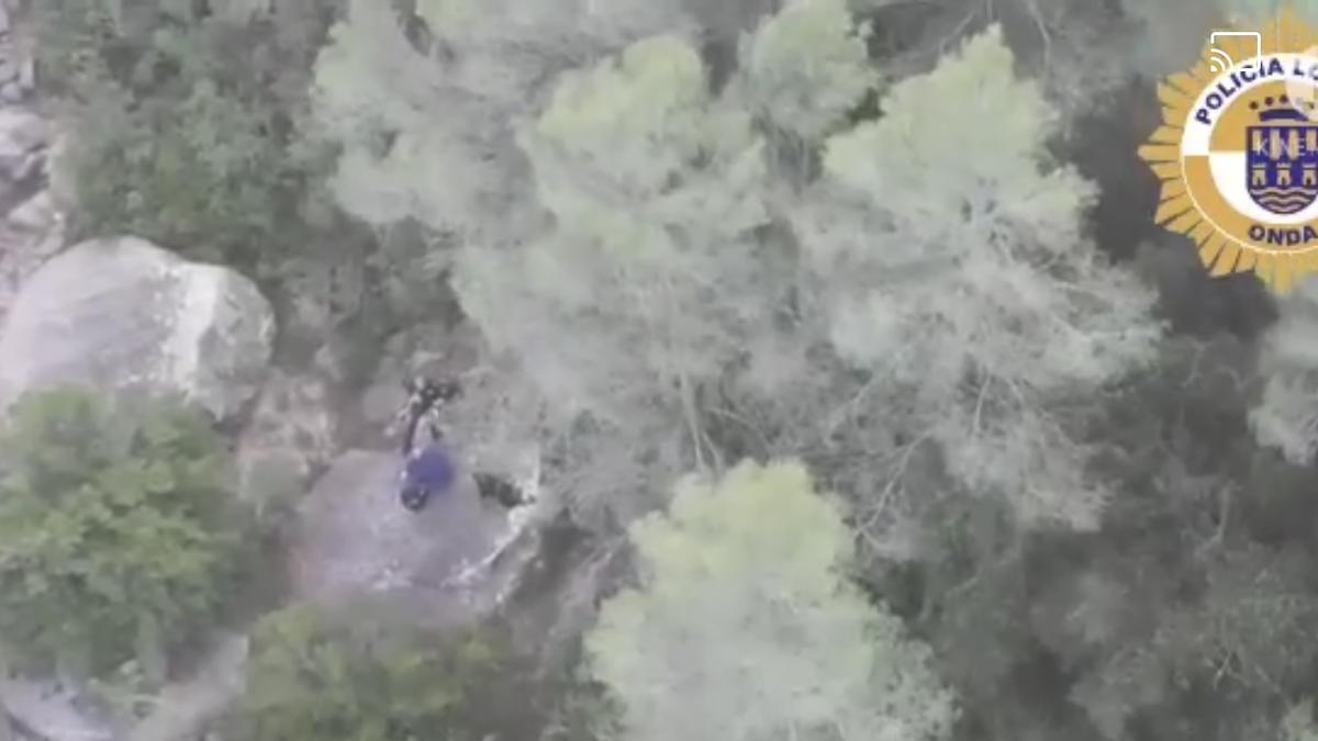 Imagen del dron policial del momento en el que los agentes han localizado al vecino desorientado.