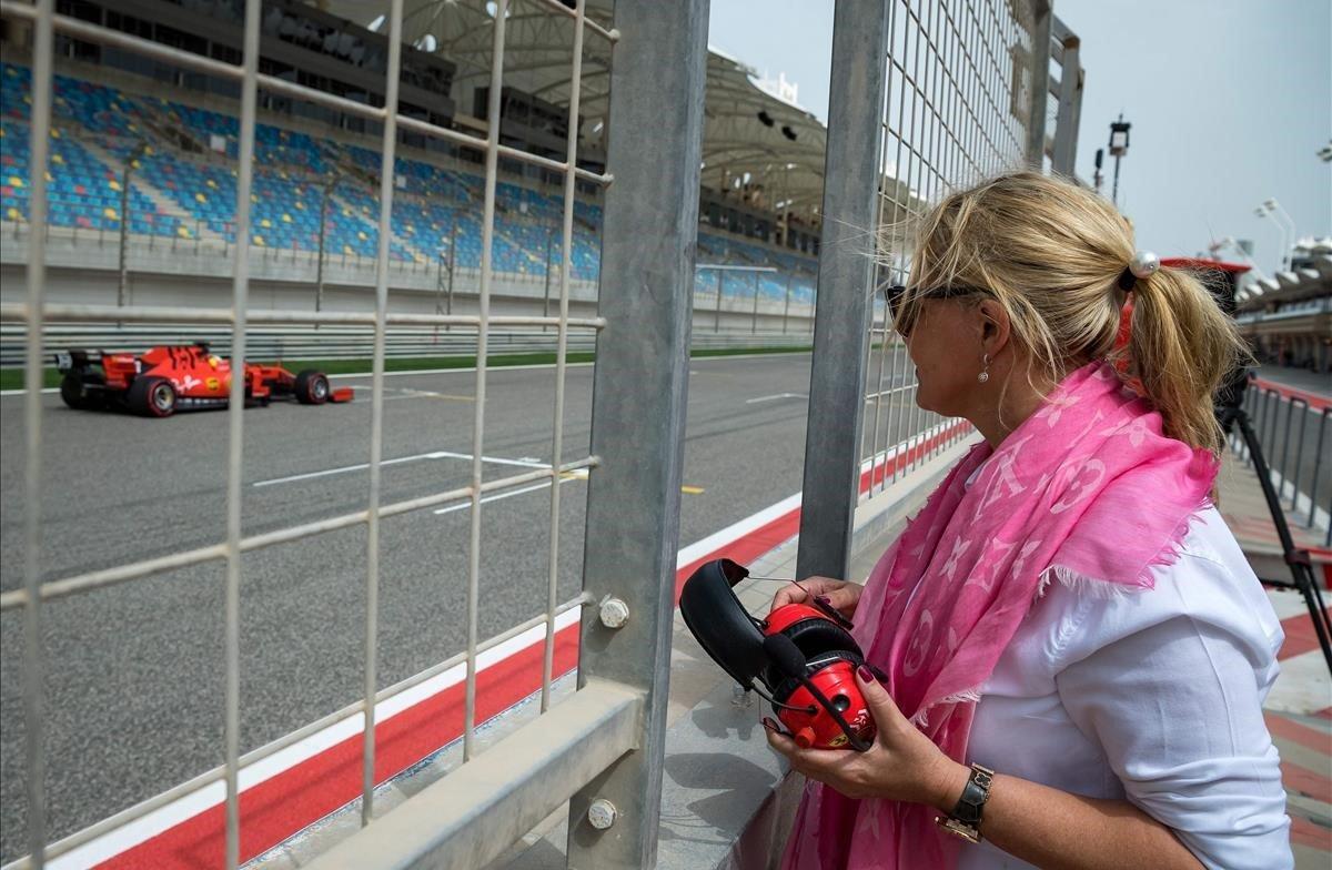 Corina Schumacher, observa el paso por meta de su hijo Mick, durante los entrenamientos de Ferrari en el circuito de Sakhir en el desierto al sur de la capital de Bahrein.