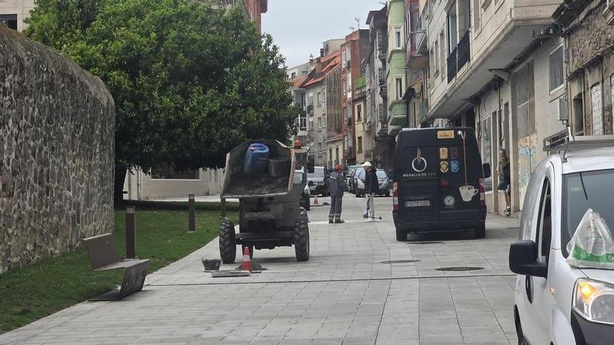 Ravella amplía su plan de asfaltados y sigue reparando zonas peatonales maltratadas