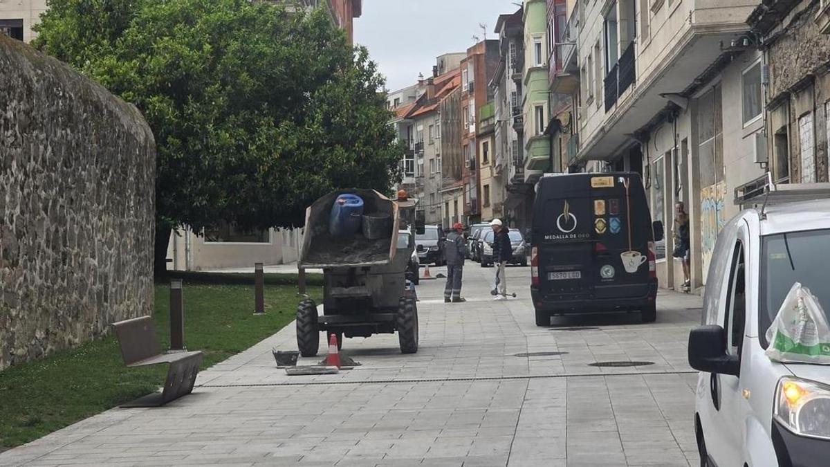 Nuevo arreglo en las baldosas de la calle Vista Alegre.