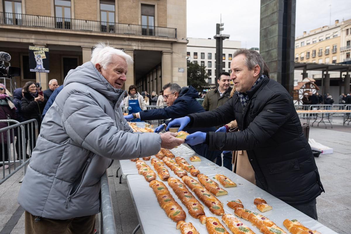En imágenes | EL PERIÓDICO DE ARAGÓN reparte 20.000 raciones de roscón en la plaza del Pilar por San Valero