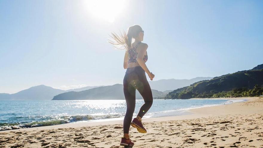 El truco barato y más eficaz para protegerte de mosquitos y garrapatas si sales a correr este verano en la playa y la montaña