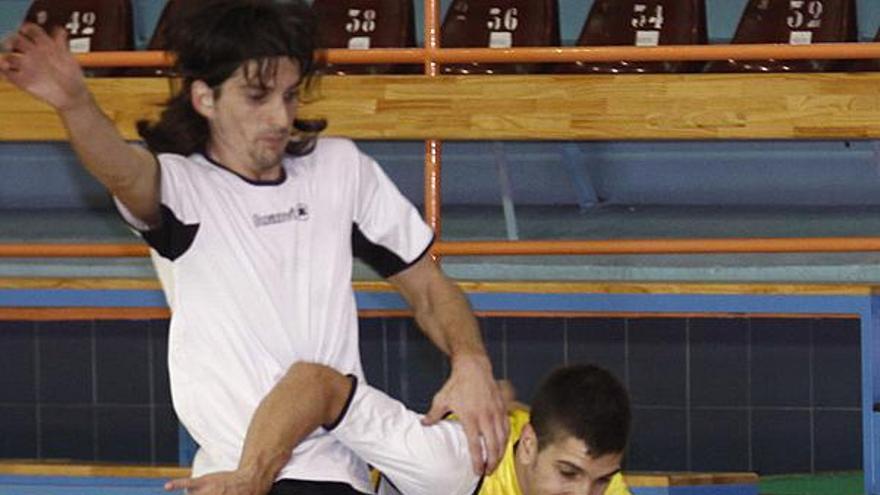 Saúl intenta robar el balón a Carracedo en el entrenamiento de ayer.